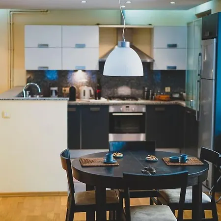 Modern In Cool Area דירה *